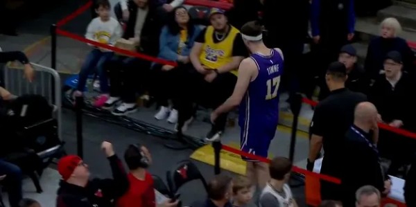 百家乐平台-蒂米被打到面部走回更衣室，裁判回看吹多森姆普通进攻犯规