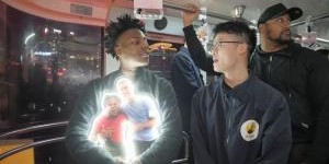 投其所好卖Led灯的博主Tony送给Speed，C罗标志性庆祝灯牌